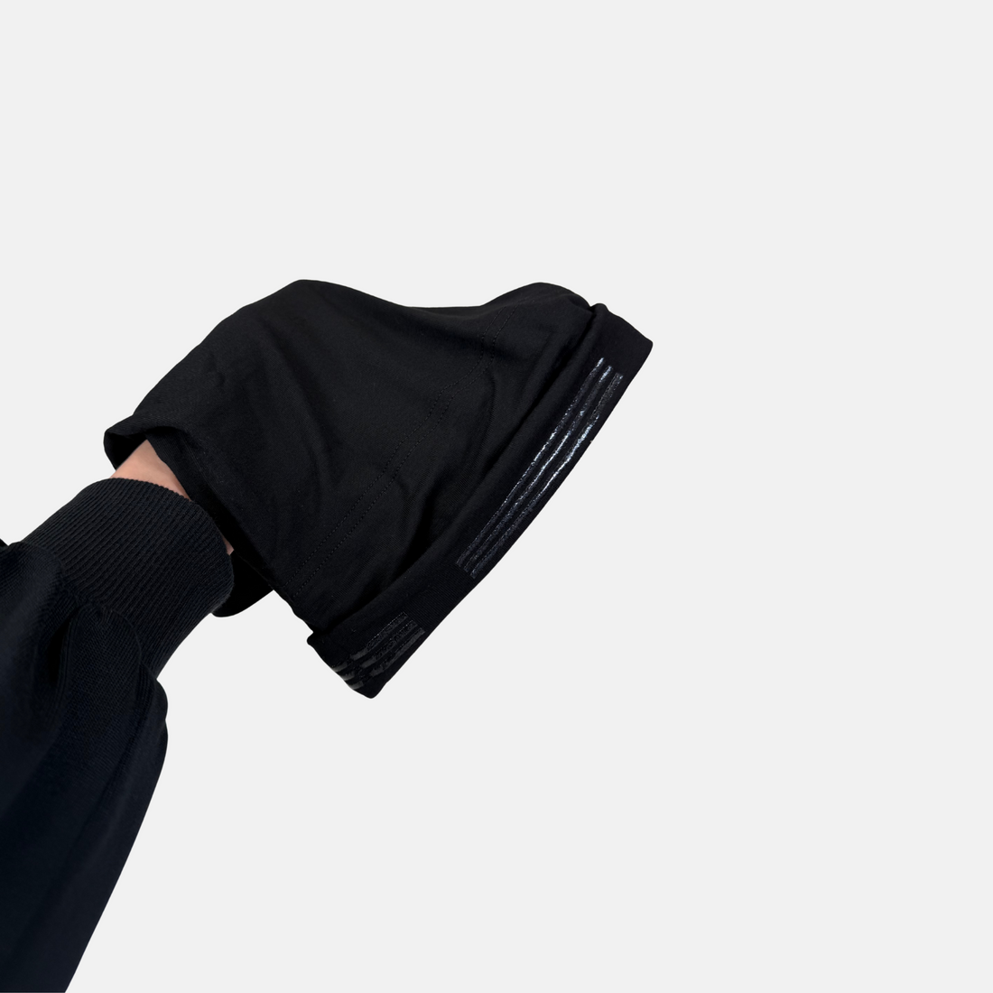 Midnight grip under cap