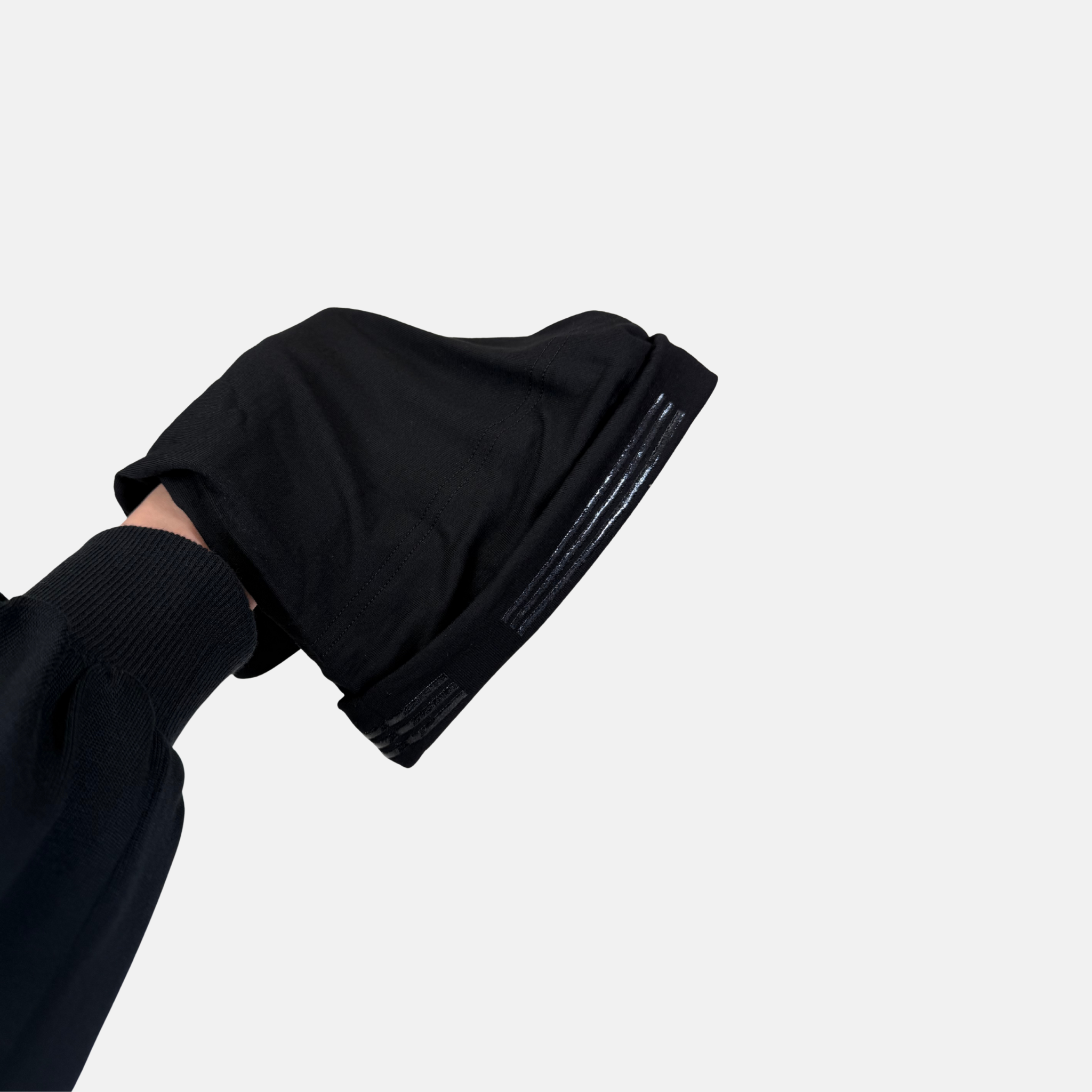 Midnight grip under cap